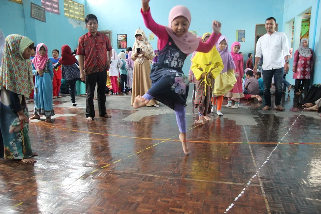 Asyiknya! Ratusan Anak Sekolah Kreatif Bemain Permainan Tradisional Secara Kolosal
