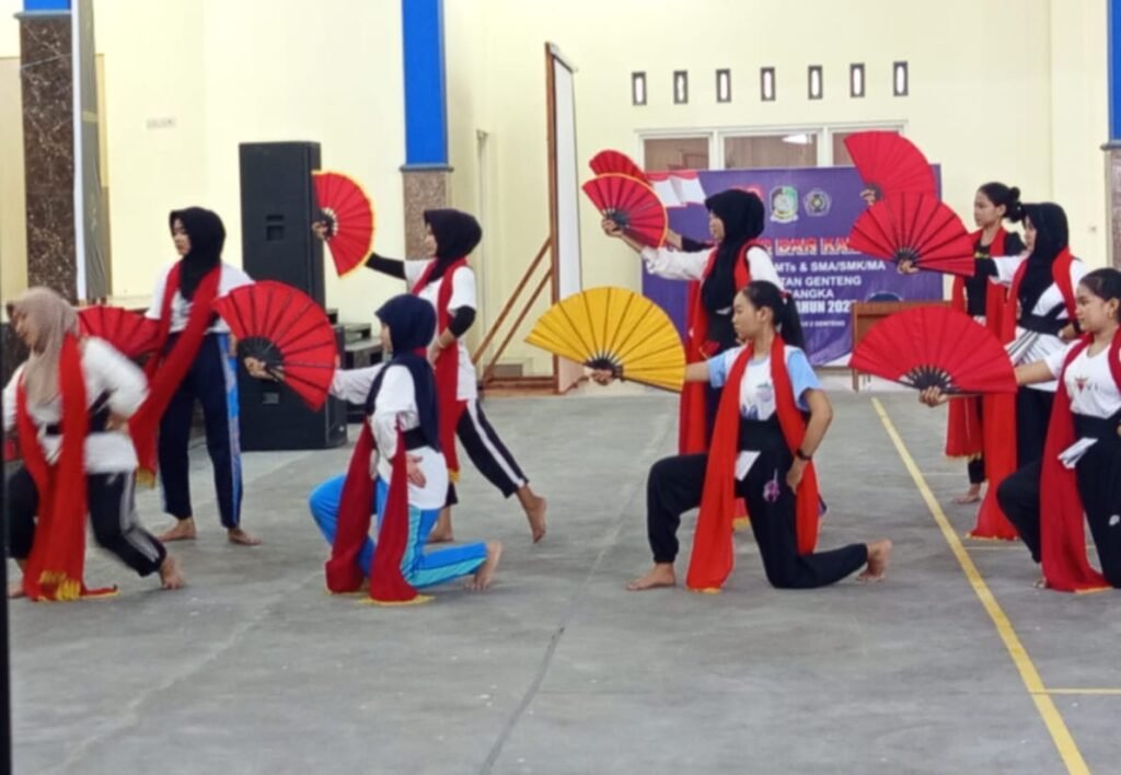 Pesona Gandrung Sewu Semarakkan Suasana Senja SMK Muda Genteng