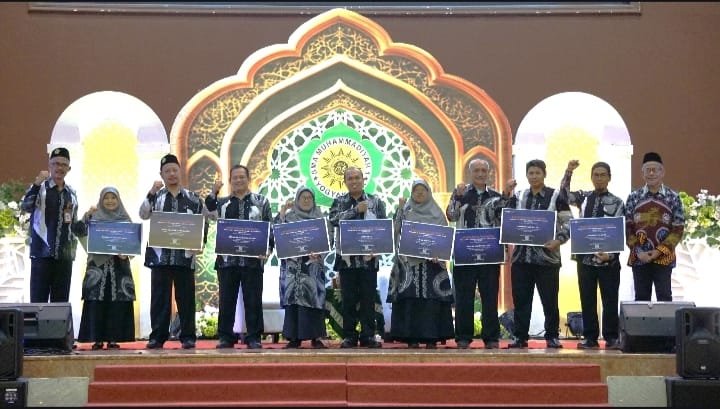 SMA Muhi Yogyakarta Tasyarufkan 3 Penghargaan Umroh di Pengajian Milad ke-76