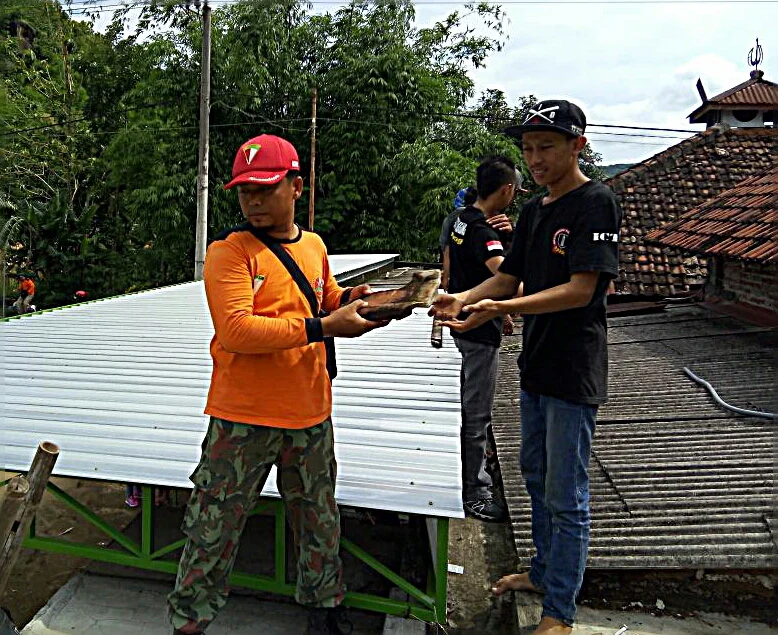 KOKAM Tulungagung Bantu Perbaiki Rumah Warga yang Rusak Akibat Angin Lesus