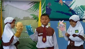Asyiknya Belajar Bermain Peran dengan Boneka di Berlian School