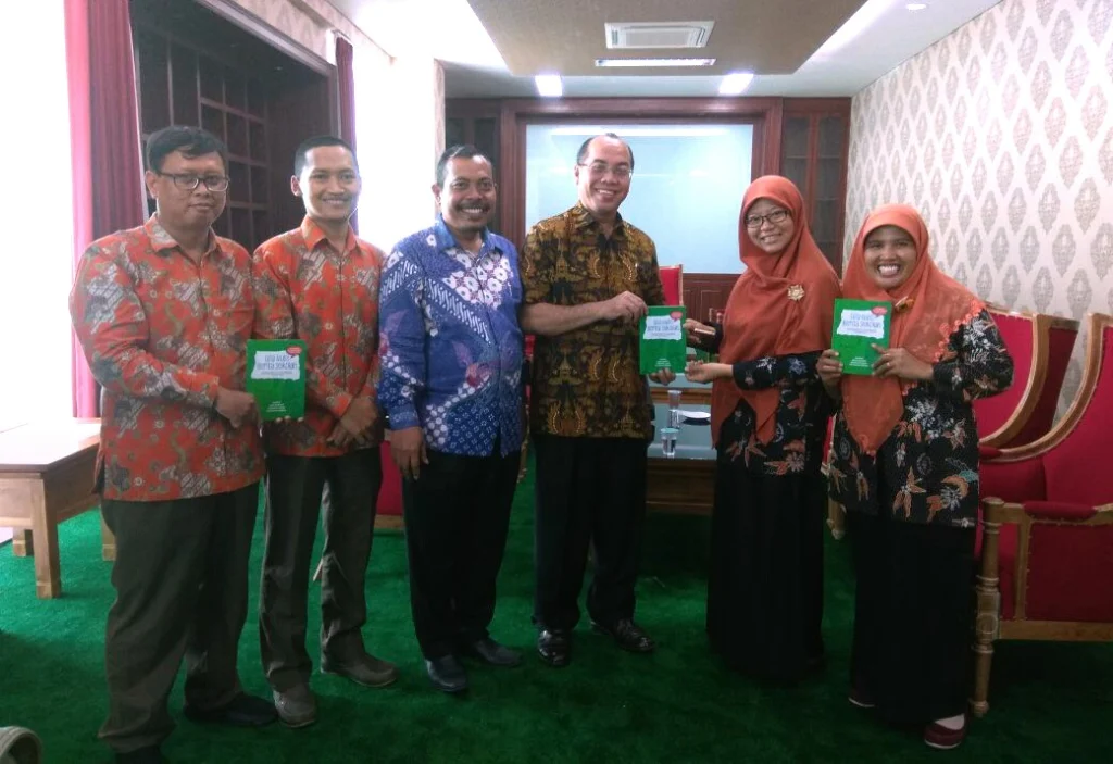 Ketika 4 Guru SD Penulis “Gila Nulis Berita Sekolah” Tersanjung Sambutan Rektor yang Wow!