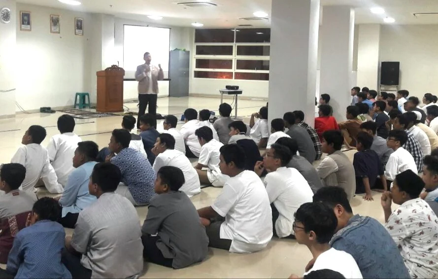 Bangun Karakter Siswa lewat Pembiasaan Tahajud, Kaji Dampak Narkoba