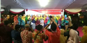 Walikota Tri Rismaharini Jadi Rebutan Foto Bersama Peserta Tanwir Aisyiyah