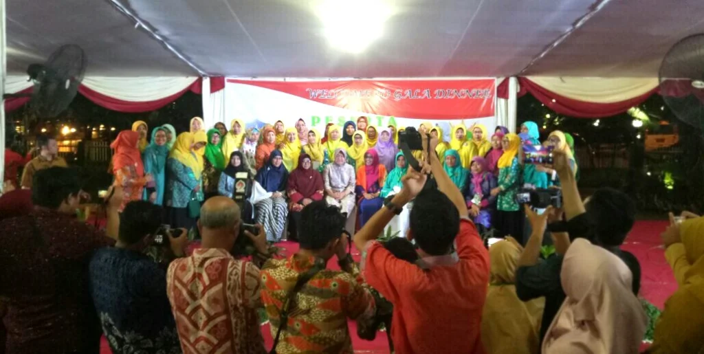 Walikota Tri Rismaharini Jadi Rebutan Foto Bersama Peserta Tanwir Aisyiyah