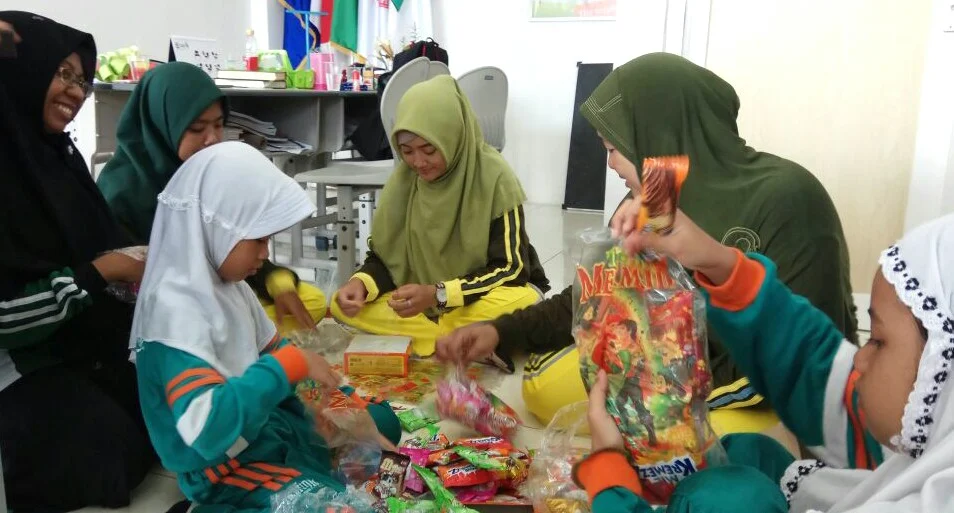 Terkejut dengan Inisiatif Siswa yang Tiba-Tiba Membantu sang Guru