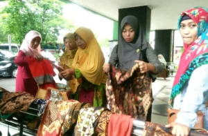 Sambil Menyelam, Jual Batik: Pernak-Pernik Tanwir Aisyiyah