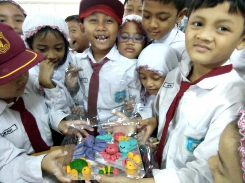Asyiknya Belajar Membuat Aneka Lempung Warna-warni dari Tepung Terigu