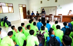 Saat Dosen UMG Jadi “Guru” di Bawean: Dari Bacaan Alquran yang Bisa Optimalkan Otak hingga Diskon Besar untuk Siswa