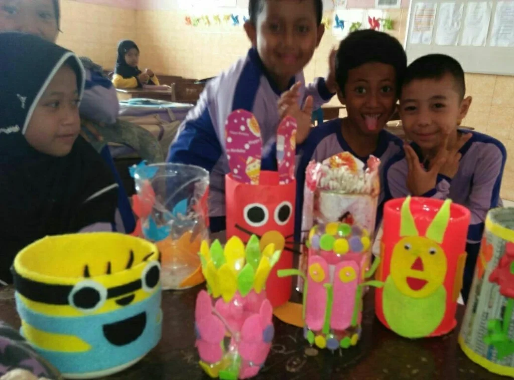 Ubah Botol Bekas Jadi Tempat Pensil, Cara Guru SBK Kembangkan Kreativitas Siswa