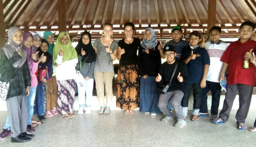 Saat Siswa SDMM Menguji Kecakapan Bahasa Inggris dengan Turis Asing di Candi Brorobudur