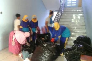 Pilah Sampah, Ciptakan Kebersihan Lingkungan Sekolah: Siapa Ikut?