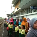 Belajar Hidup dari Kereta Api, Tugu Pahlawan, dan Kebun Binatang