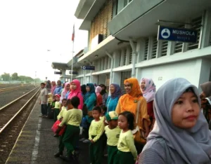 Belajar Hidup dari Kereta Api, Tugu Pahlawan, dan Kebun Binatang