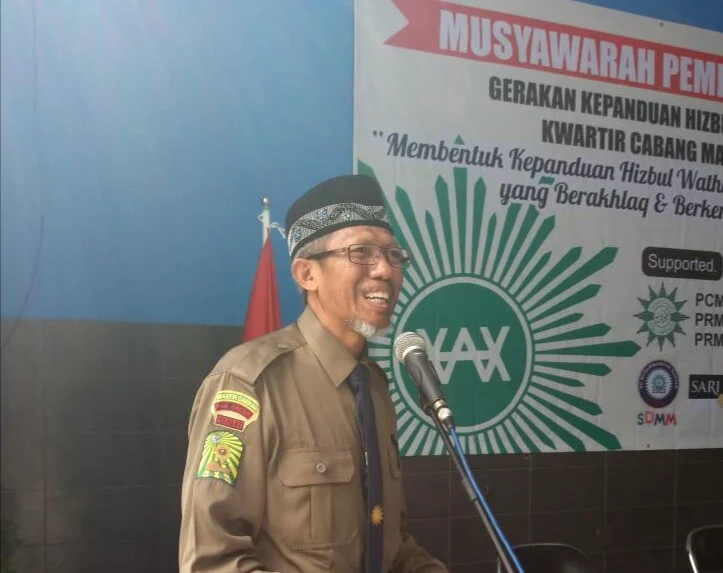 Kali Pertama Memakai Seragam HW, Ketua PCM Ini Habiskan Waktu di Depan Kaca