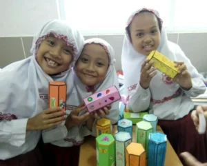 Serunya Bikin Visualisasi Bangun Ruang dari Kertas Warna-warni