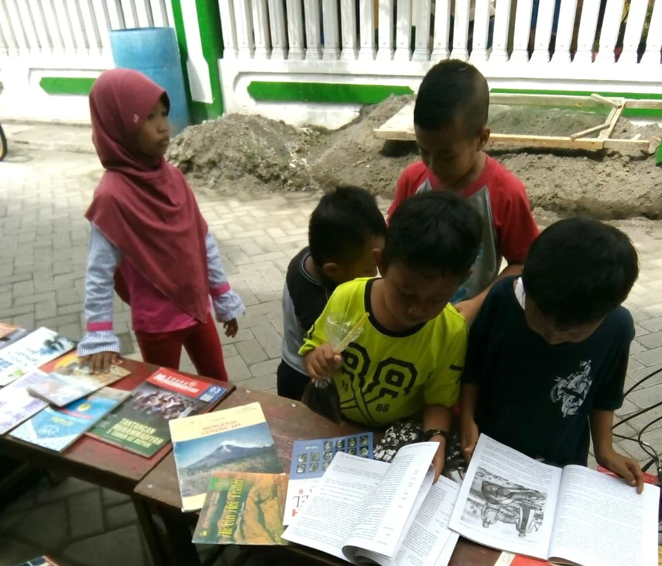 Buka Lapak di Jalanan, Komunitas BOTS Ajak Anak-Anak Gemar Membaca