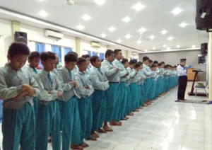 Alumnusnya Wafat Kecelakaan, Siswa-siswi Ini Lakukan Shalat Ghaib