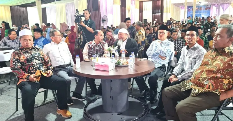 Pemateri bersama ribuan jamaah yang memadati tenda Tabligh Akbar. Foto: Sumardani/PWMU.CO