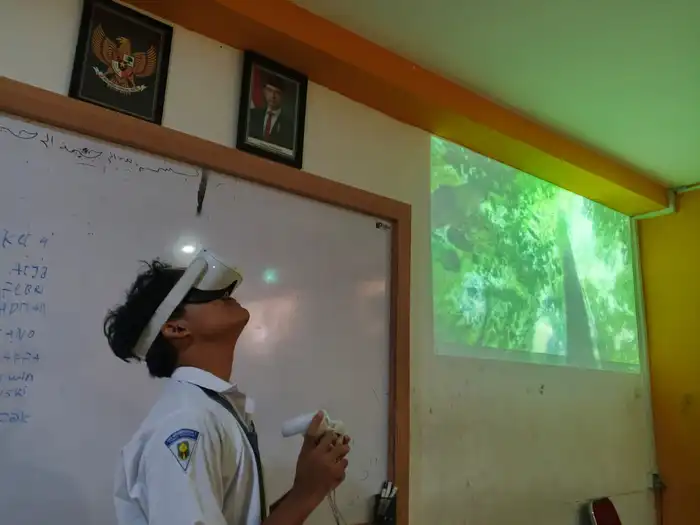 Jelajahi Bioma Dunia Lewat VR, Guru Geografi Smamita Ini Punya Cara Unik Hidupkan Kelas