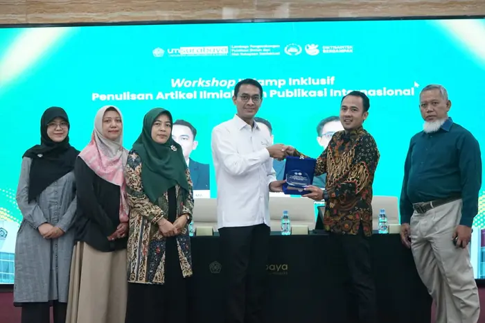 Kemdiktisaintek dan UM Surabaya Perkuat Budaya Riset Lewat Workshop Kamp Inklusif