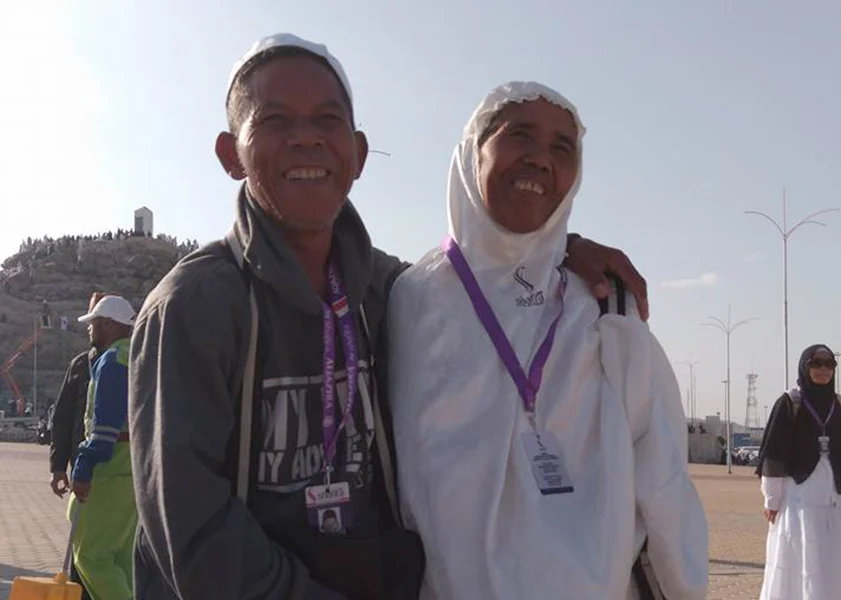 Sepasang Kuli Bangunan Umrah Bersama