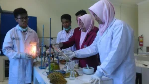Mahasiswa UMSurabaya Ciptakan Obat Antinyamuk dari Kulit Durian