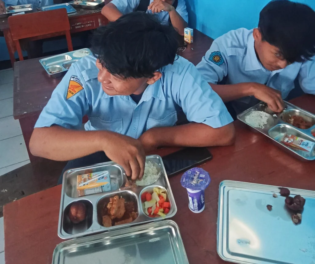 Program Makanan Bergizi Gratis di SMK Muhammadiyah 4 Lamongan: Wujud Kepedulian untuk Generasi Sehat