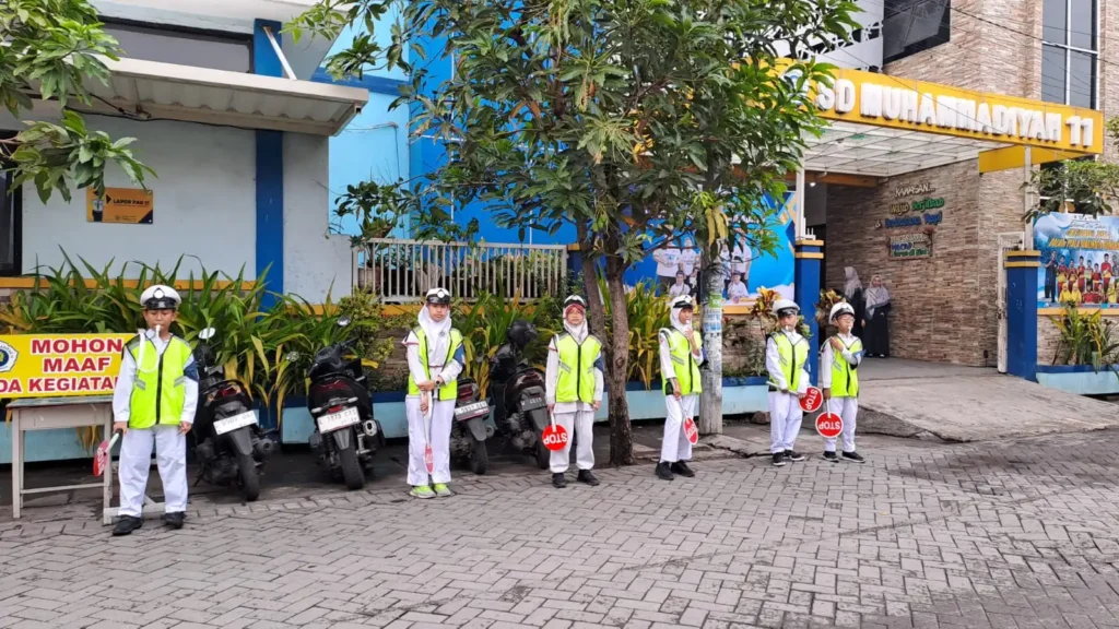 Tanamkan Sikap Disiplin dan Kepedulian Siswa, PKS SD Muhlas Siaga setiap Pagi