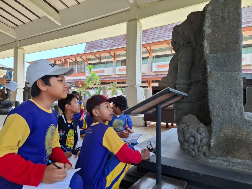 Belajar Sejarah Seru dan Menyenangkan, Siswa Sekolah Kreatif Menganti Kunjungi Trowulan