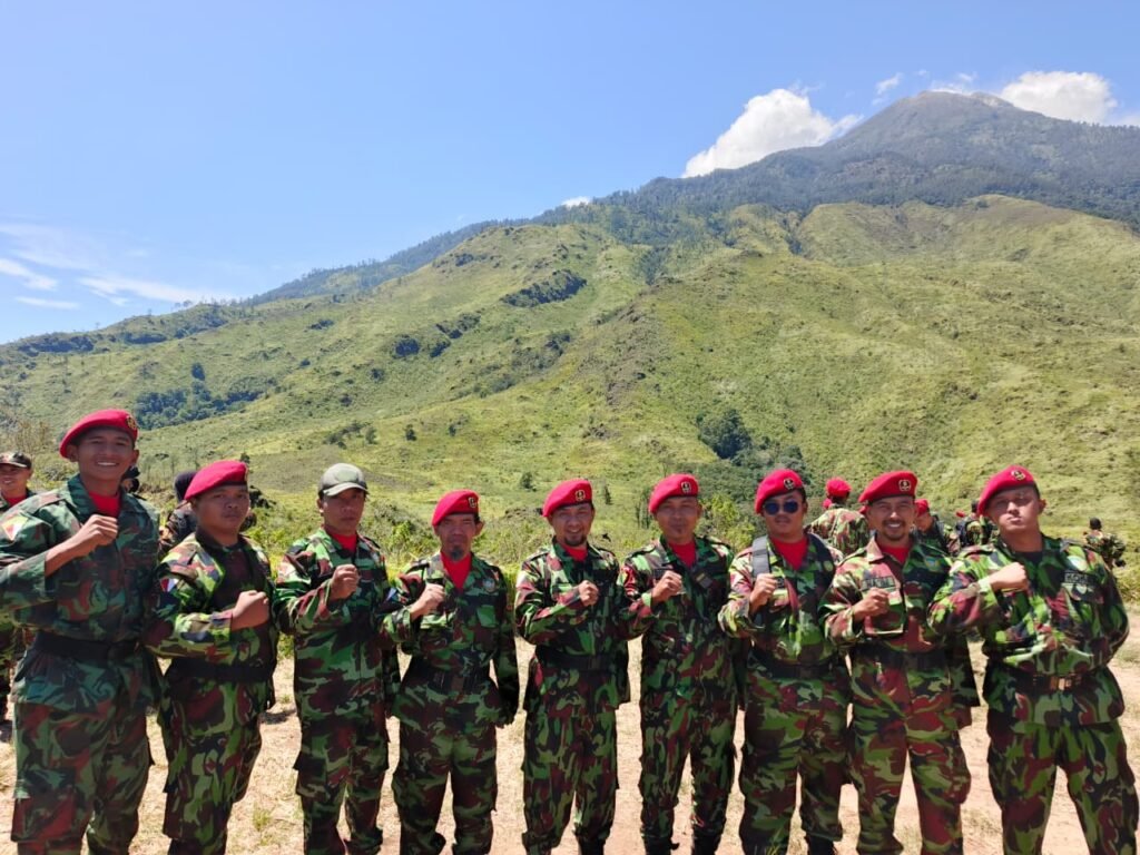 Komandan KOKAM Cerme Ikuti Apel Milad KOKAM ke-60 dan Pembaretan di Puncak Gunung Pundak