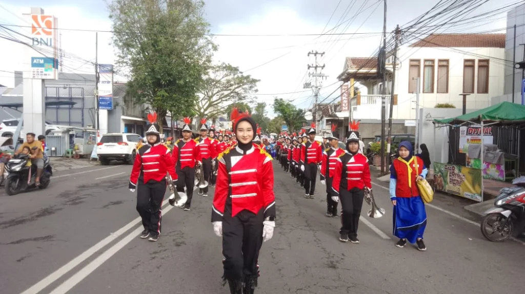 Drumband SMA Muha Genteng Tampil All Out pada Acara Pawai Ta’ruf PCM Genteng