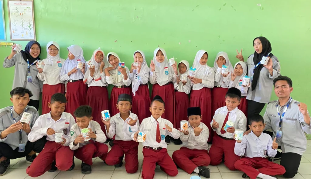 Mahasiswa PGSD KKN 18 UMG 2025 Ajak Siswa SD di Desa Pinggir Gemar Menabung Sejak Dini