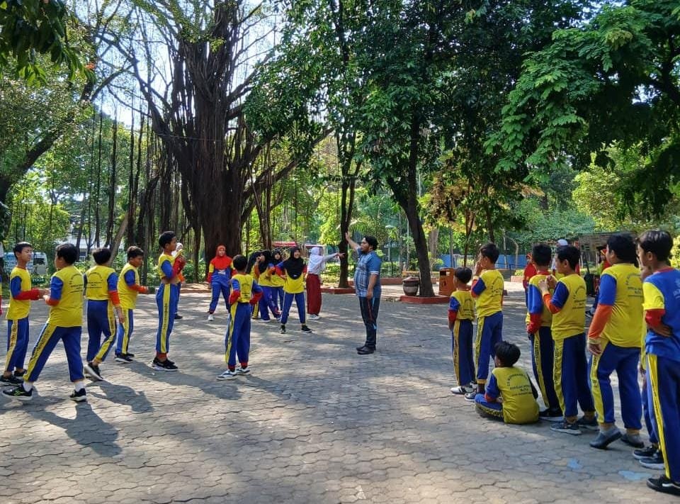 Siswa Sekolah Inovatif Jagir Belajar Piramida Makanan di Kelas Alam