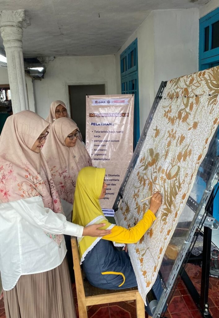 Dosen UMSurabaya Ciptakan Meja Batik Ergonomis untuk Kesehatan Perajin Batik Bambu Mujur, Lumajang