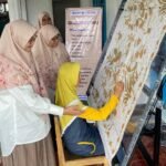 Dosen UMSurabaya Ciptakan Meja Batik Ergonomis untuk Kesehatan Perajin Batik Bambu Mujur, Lumajang