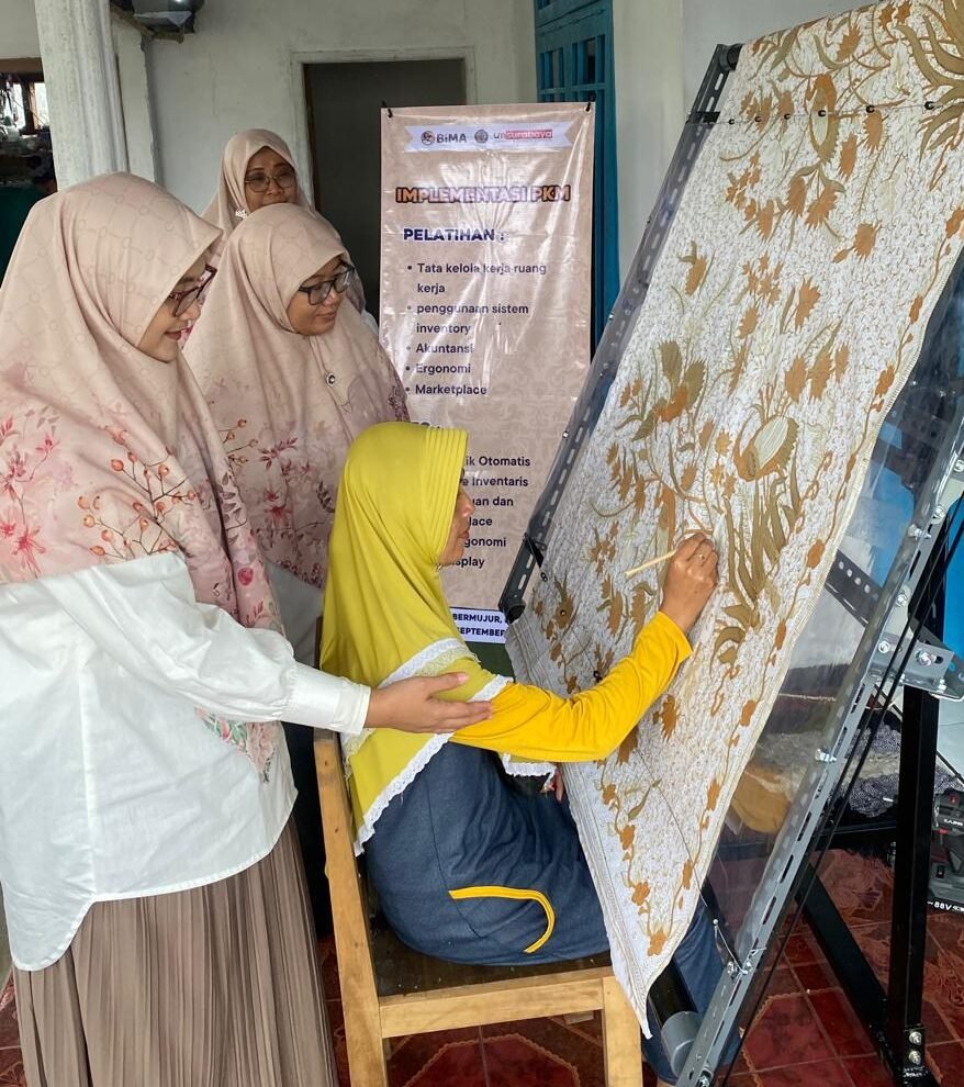 Dosen UMSurabaya Ciptakan Meja Batik Ergonomis untuk Kesehatan Perajin Batik Bambu Mujur, Lumajang