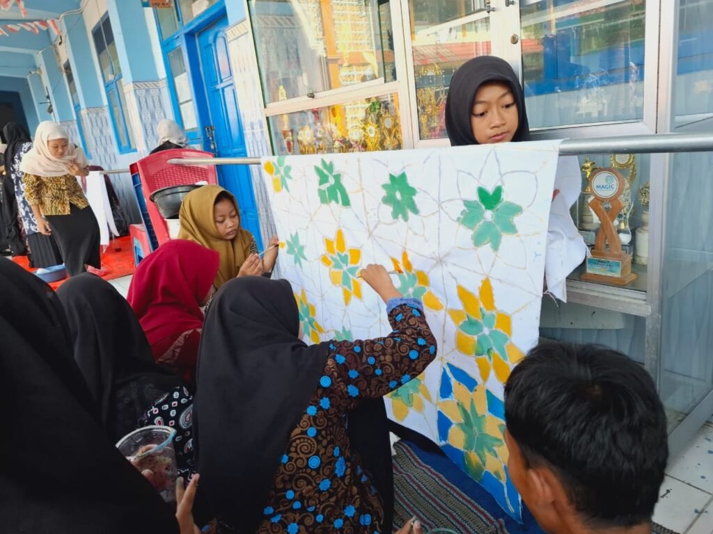 Menengok Cara Siswa SMP Muhammadiyah 8 Gresik Rayakan Hari Batik Nasional