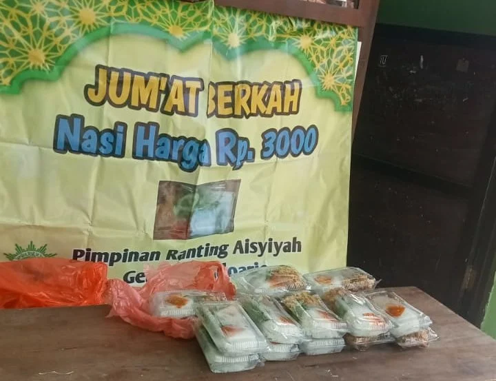Jumat Berkah ala Ranting Aisyiyah Gebang: Nasi Dhuafa untuk Anak Sekolah