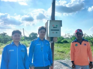 Inovasi Terang: Mahasiswa KKN UMG Hadirkan PJU Otomatis untuk Warga Kedungpring