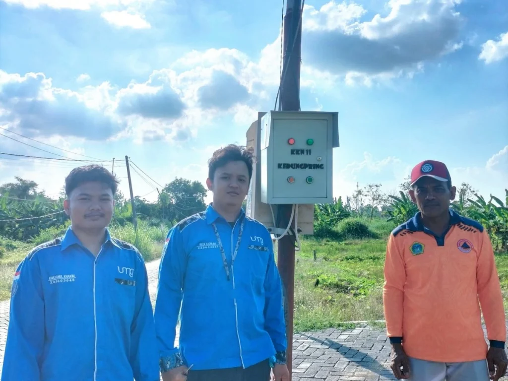 Inovasi Terang: Mahasiswa KKN UMG Hadirkan PJU Otomatis untuk Warga Kedungpring
