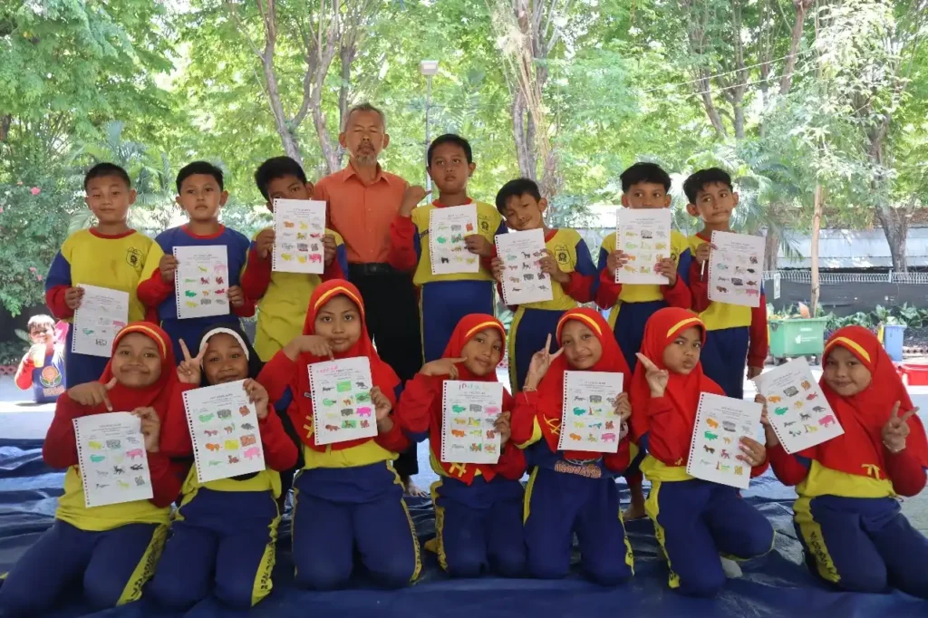 Siswa Sekolah Inovatif SD Muhammadiyah 7 Surabaya Pelajari Klasifikasi Hewan Lewat Kelas Alam