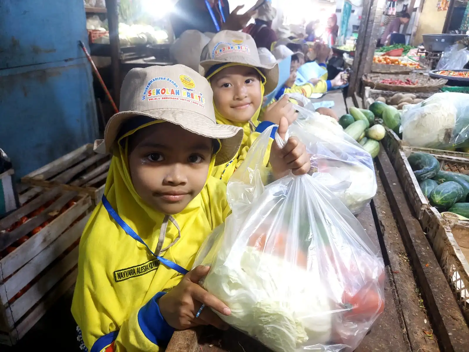 Belajar di Pasar: Siswa Kelas 1 SD Muhammadiyah Bangil Kenali Aneka Buah dan Sayur