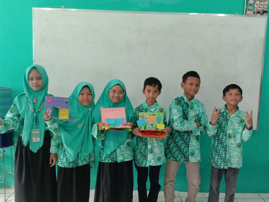 Pembelajaran Aplikatif dan Menyenangkan: Project Based Learning ISMUBA Hadirkan Kreativitas Lewat “Pop Up Book”