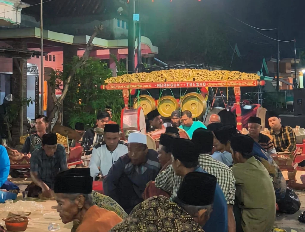 Mahasiswa KKN UMG Kelompok 25 Hadiri Ruwatan di Dusun Mojogandik, Desa Wonorejo