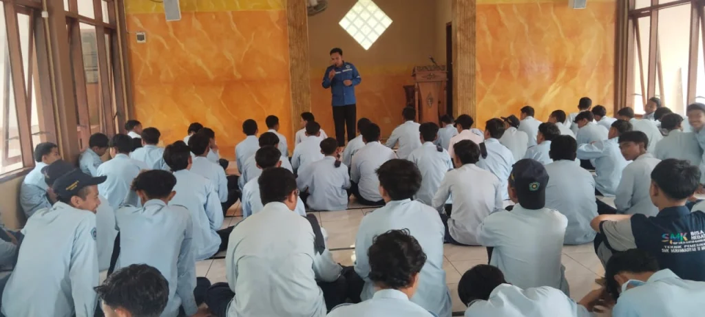 Menanamkan Karakter Islami: SMK Muhammadiyah 10 Mantup Biasakan Sholat Dhuha Jelang Istirahat