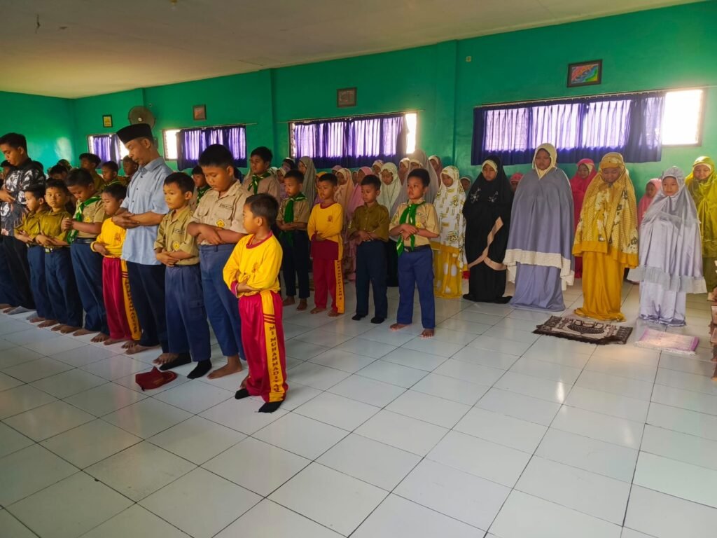 MI Muhammadiyah 2 Kedungbanteng Gelar Sholat Ghaib untuk Korban Musibah Ponpes Al-Khoziny