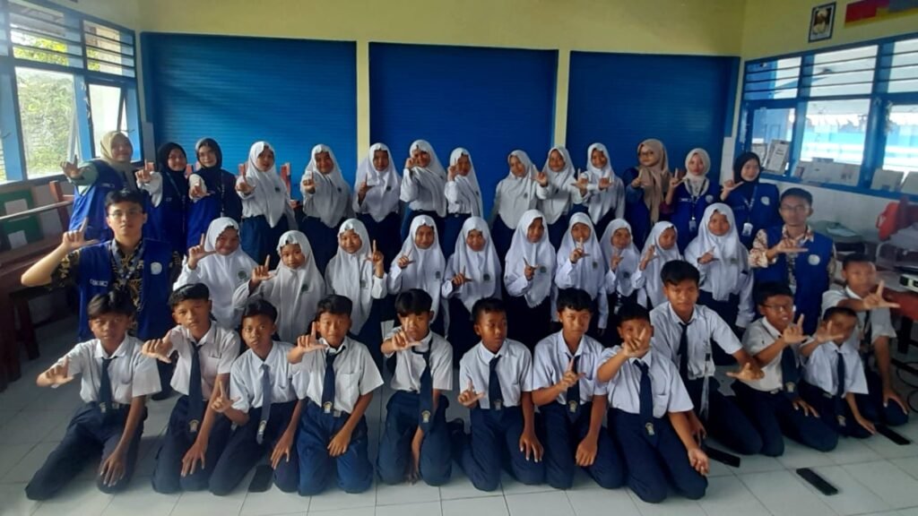 Mahasiswa KKN Unesa Gelar Sosialisasi Etika Penggunaan Medsos di MTsM 4 Bulubrangsi