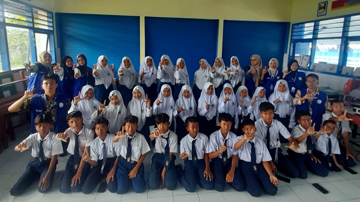 Mahasiswa KKN Unesa Gelar Sosialisasi Etika Penggunaan Medsos di MTsM 4 Bulubrangsi