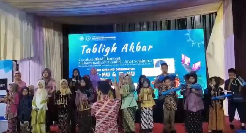 Tim Orkestra Sekolah Hebat Muhdelta Tampil Memukau di Acara PWM Jatim
